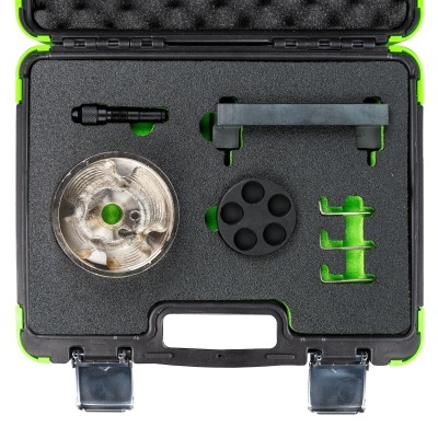 Conjunto de ferramentas organizadas em mala preta com espuma