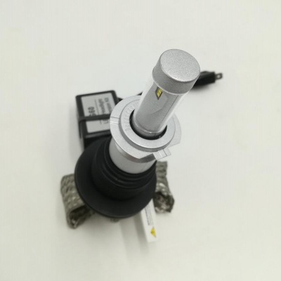 Lâmpada LED para farol de automóvel cinza metalizada com base preta