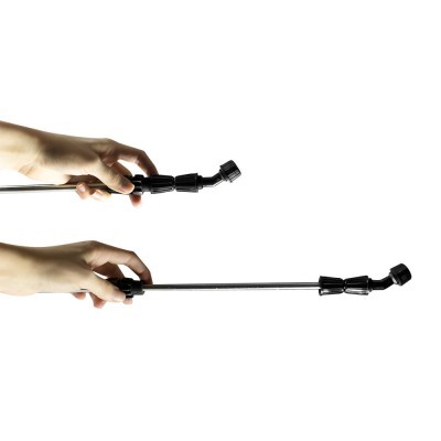 Duas peças longas de metal preto com extremidades articuladas seguradas por duas mãos