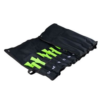 Estojo preto com chaves de boca amarelo-fluorescente organizadas por tamanho