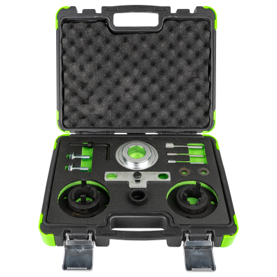 Conjunto de ferramentas com peças metálicas e de plástico dentro de estojo preto com detalhes verdes