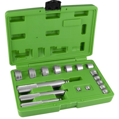 Conjunto de ferramentas metálicas em caixa verde de plástico