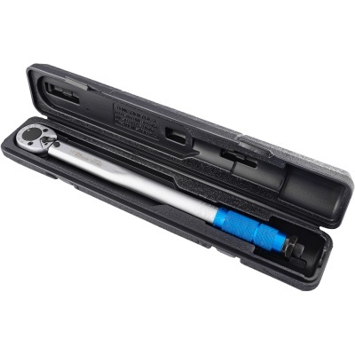 Chave dinamométrica prateada com punho azul em estojo preto aberto