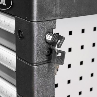 Canto de armário metálico com fechadura e chaves