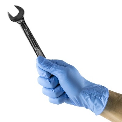 Chave inglesa metálica prateada de 18 mm com mão com luva azul