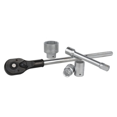 Conjunto de ferramentas com chave de catraca e três soquetes prateados