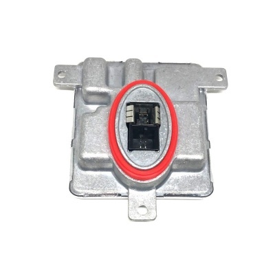 Módulo eletrónico metálico com conector e vedação vermelha.