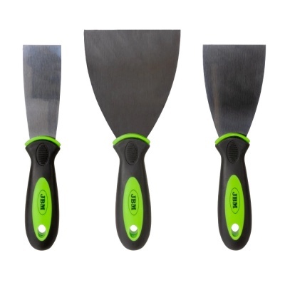 Três espátulas de metal com cabos preto e verde e logotipo JBM