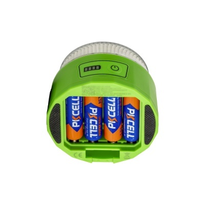 Lanterna verde com pilhas AA PYXCELL visíveis