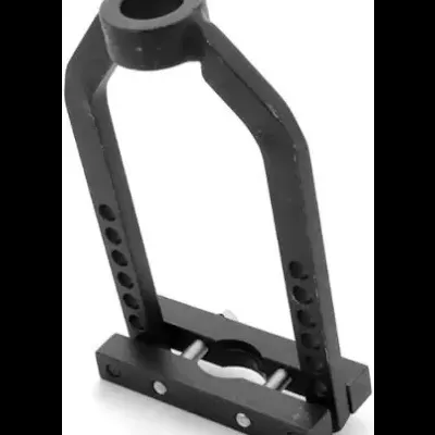 Suporte ou gancho de metal preto trapezoidal com várias aberturas para parafusos