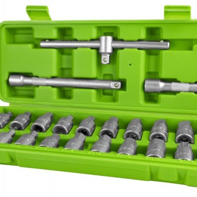 Conjunto de ferramentas com soquetes de metal numa caixa verde de plástico