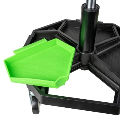 Suporte de plástico preto com bandejas hexagonais e uma bandeja verde destacada sobre rodas.