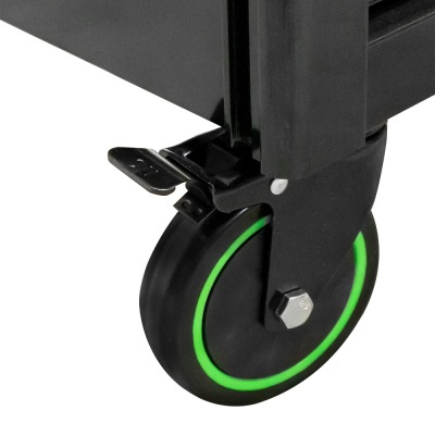 Roda de carrinho preta com faixa verde e trava metálica.