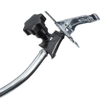 Clipe metálico com mola e botão de aperto preto numa haste metálica curva