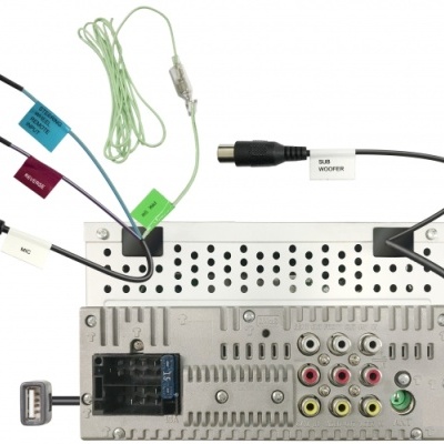 Unidade eletrónica com cabos etiquetados em várias cores e conectores RCA na parte traseira