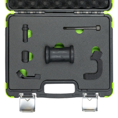 Mala rígida preta com acessórios de espuma preta organizados em recortes internos