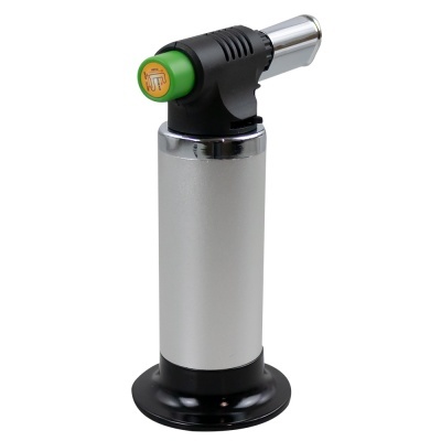 Isqueiro maçarico prateado com base preta e botão verde com logótipo