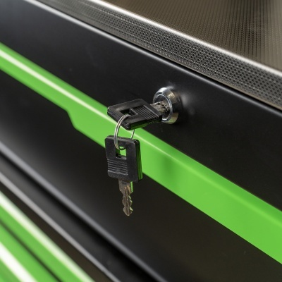 Módulo de gavetas metálico preto com faixa verde e chave no cadeado