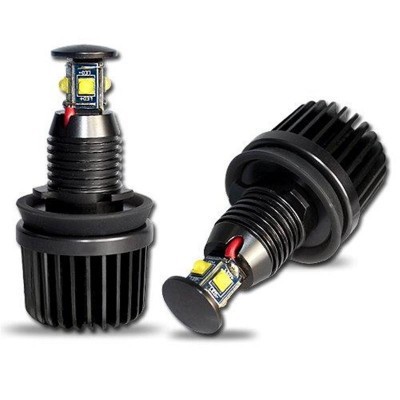 Bulbos LED para automóveis pretos com dissipadores de calor.