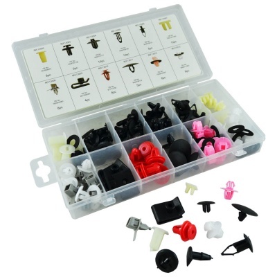 Caixa transparente com clips e rebites coloridos organizados em compartimentos