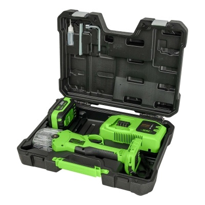 Conjunto de ferramenta elétrica para jardinagem verde e preta numa mala preta.