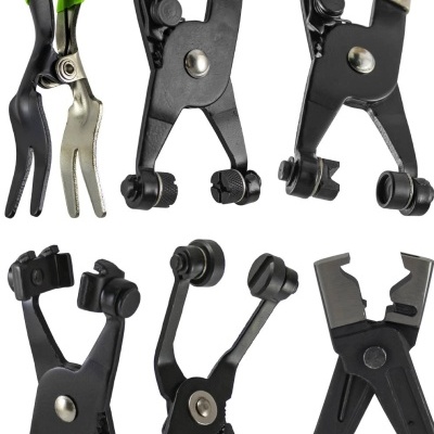 Seis ferramentas de mão metálicas, algumas com cabos verdes e detalhes em aço.