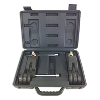 Estojo preto aberto com peças metálicas pretas com roldanas e parafusos dourados.