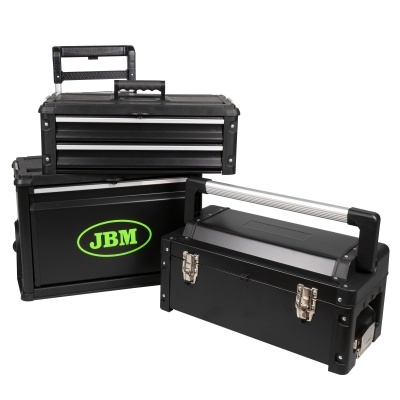 Três maletas de ferramentas pretas com alças e fechos metálicos, uma com logótipo JBM verde