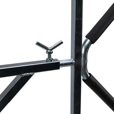 Estrutura metálica preta com parafuso e tubo acolchoado preto curvado