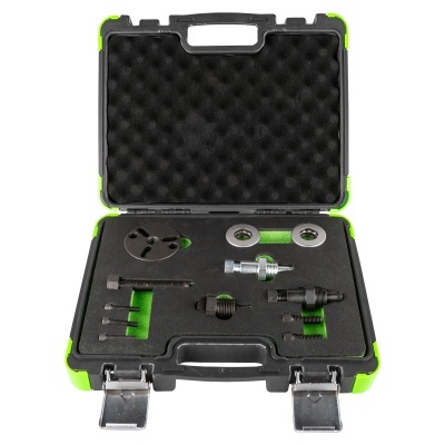 Estojo preto com protegções verdes contendo peças metálicas e de plástico em interior de espuma