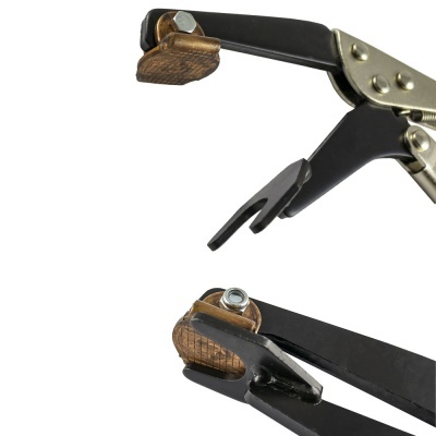 Ferramentas de aço com suportes de madeira em fundo branco