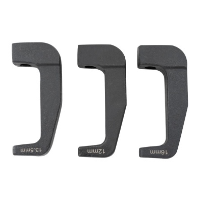 Três ganchos pretos de plástico com medidas 13,5mm, 12mm e 16mm