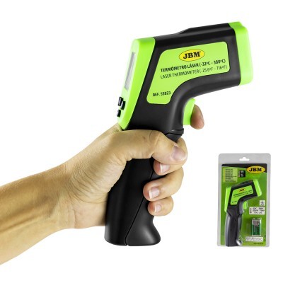 Termómetro laser JBM preto e verde com visor digital e texto, mostrado numa mão junto com embalagem