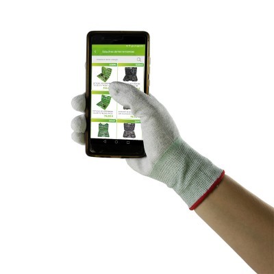 Mão com luva segurando smartphone com ecrã de website de produtos