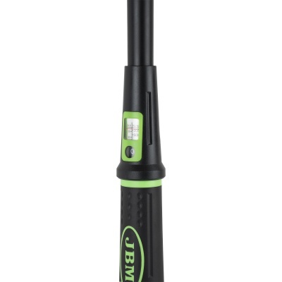 Bomba de ar manual preta e verde com indicador de pressão e marca JBMAX