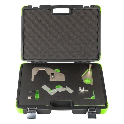 Mala preta com ferramentas metálicas e detalhes verdes