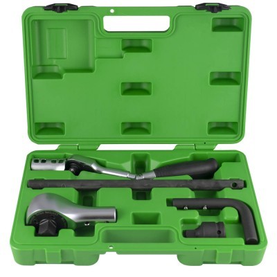 Kit de ferramentas com chave catraca e acessórios numa caixa verde