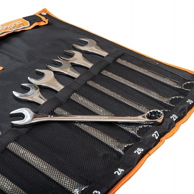 Conjunto de chaves inglesas metálicas organizadas em bolsa preta com bordas laranja