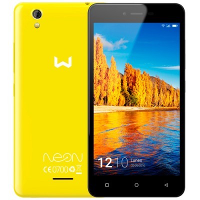 Smartphone amarelo com ecrã preto e imagem de rio e árvores no ecrã