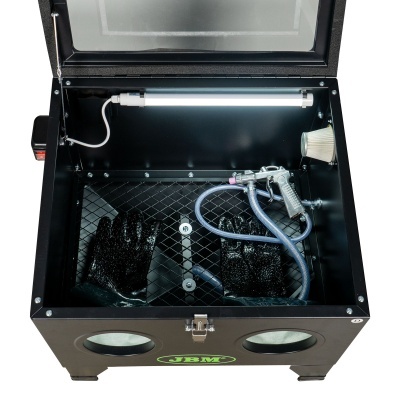 Caixa de jateamento preta com tampa de vidro, luvas pretas e pistola de ar