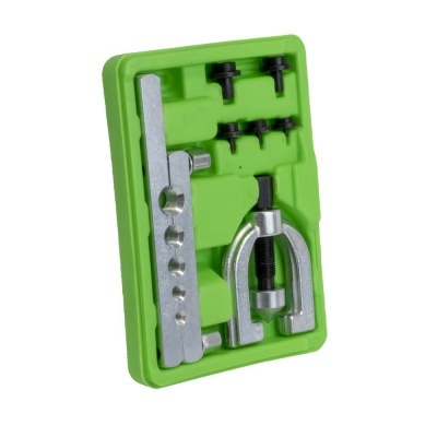 Conjunto de ferramentas metálicas em base verde