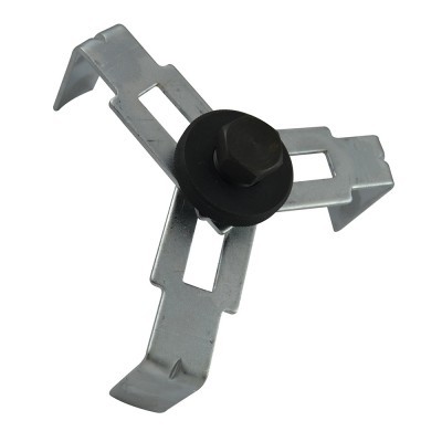 Ferramenta metálica com três braços e peça circular preta ao centro