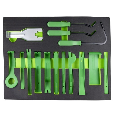 Conjunto de ferramentas verdes e pretas numa base de espuma preta