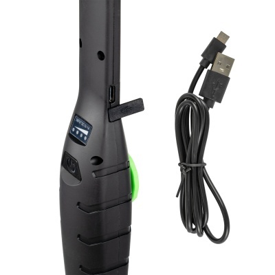 Dispositivo preto com visor digital e cabo USB preto