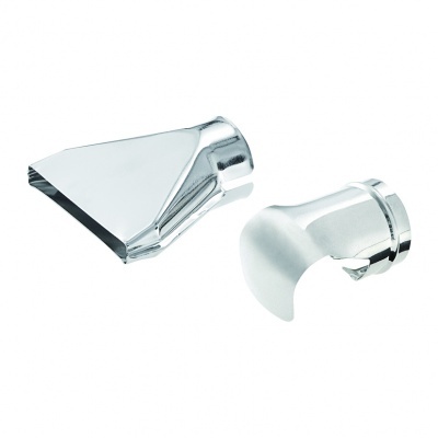 Dois bocais metálicos cromados para máquina de cabelo sobre fundo branco