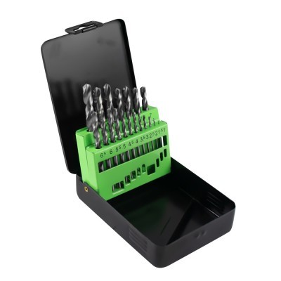 Conjunto de brocas metálicas em caixa preta com suporte verde e indicações de tamanho