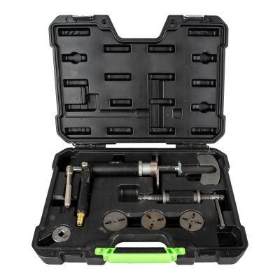 Conjunto de ferramentas em mala preta com acessórios de metal e plástico.