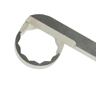 Chave inglesa metálica cinza escuro e claro em fundo branco