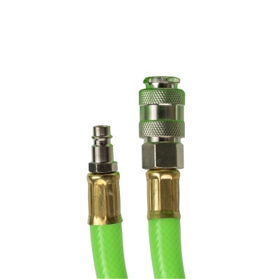 Conectores metálicos com mangueiras verdes em fundo branco