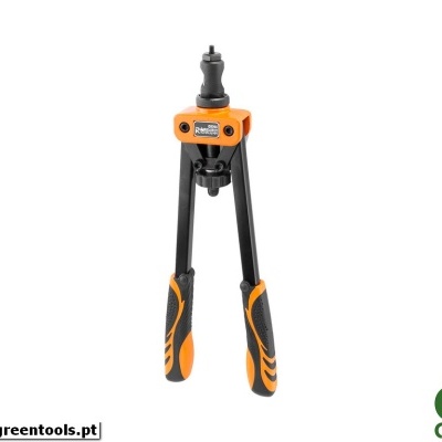 Alicate de rebites preto e laranja sobre fundo branco